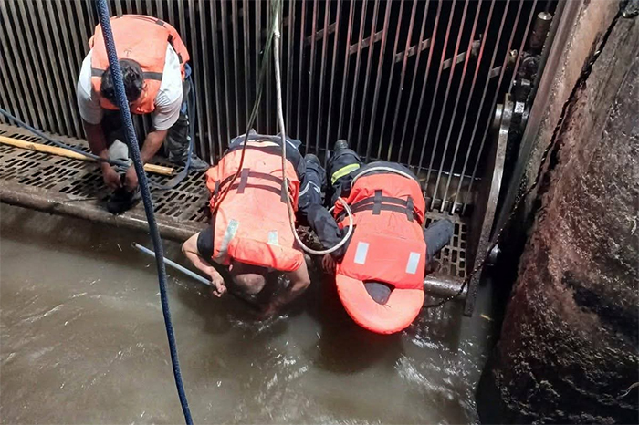 Elementos de rescate realizando labores en la presa de Tuxpan.