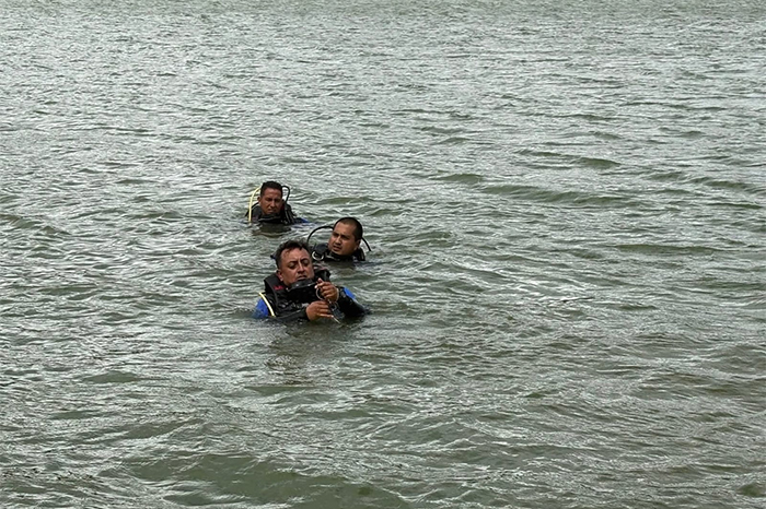 Autoridades y equipos de rescate durante las labores en la presa de Cointzio.