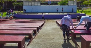 Funcionarias de Seimujer y estudiantes universitarios rehabilitando el Teatro al Aire Libre en Lázaro Cárdenas.