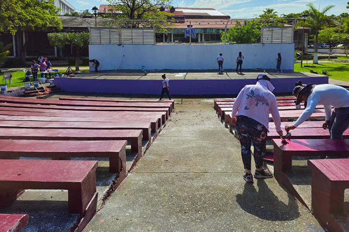 Funcionarias de Seimujer y estudiantes universitarios rehabilitando el Teatro al Aire Libre en Lázaro Cárdenas.