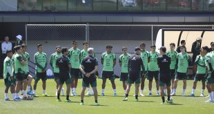 El director técnico Javier Aguirre y su auxiliar Rafael Márquez observando el entrenamiento de los seleccionados mexicanos.