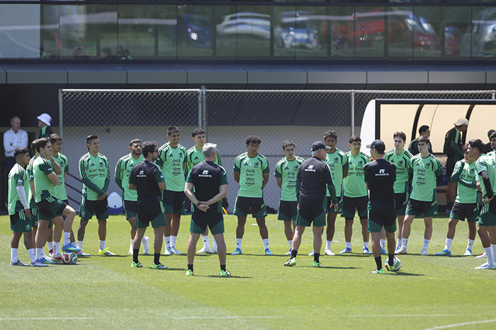 El director técnico Javier Aguirre y su auxiliar Rafael Márquez observando el entrenamiento de los seleccionados mexicanos.