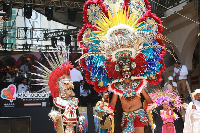 Danzantes Tlahualiles de Sahuayo con sus tradicionales penachos y máscaras.
