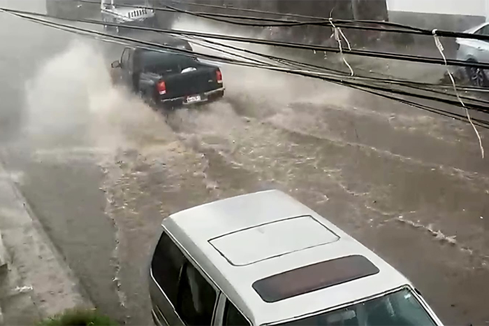 Calles inundadas en el municipio de Uruapan tras intensa tormenta.