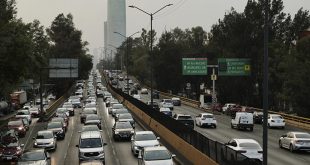 Paisaje urbano en una de las sedes mexicanas del Mundial 2026, destacando los retos de movilidad y desarrollo para los habitantes.
