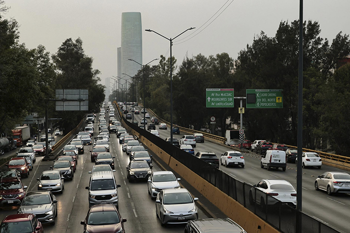 Paisaje urbano en una de las sedes mexicanas del Mundial 2026, destacando los retos de movilidad y desarrollo para los habitantes.