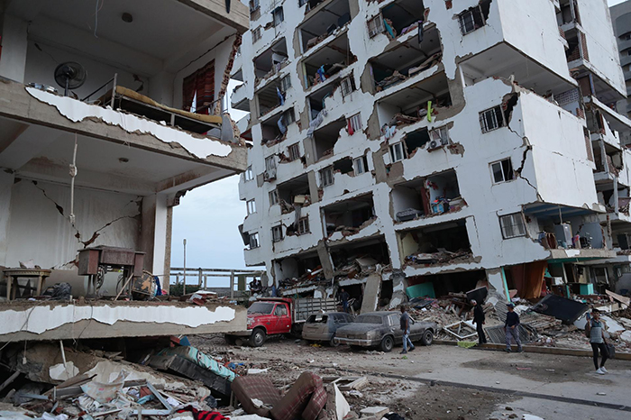Escombros y edificios colapsados en Catia La Mar tras los sismos en Venezuela.