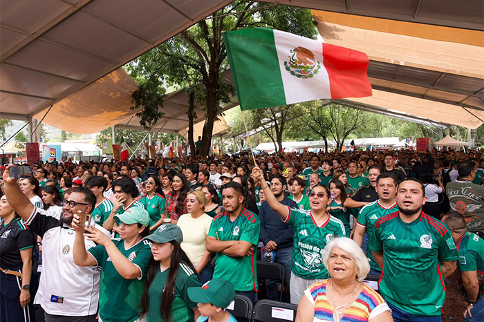 Aficionados disfrutando de los partidos en el Jalo Futbolero de Morelia.