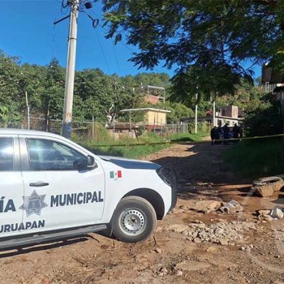 Elementos de seguridad resguardan la zona tras ataque armado en Uruapan.