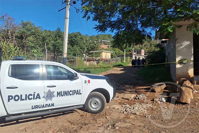 Elementos de seguridad resguardan la zona tras ataque armado en Uruapan.
