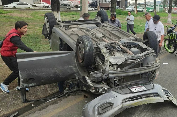 Camioneta volcada a la orilla del camellón central en el Libramiento Norte de Morelia.