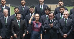 La presidenta Claudia Sheinbaum entregando la bandera a Guillermo Ochoa previo al Mundial 2026.