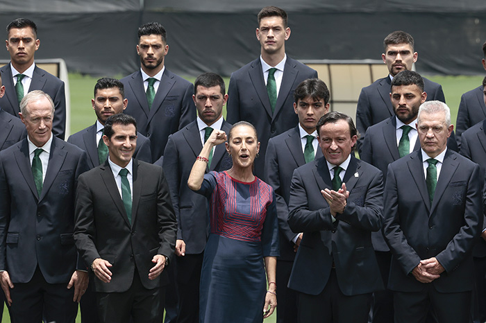 La presidenta Claudia Sheinbaum entregando la bandera a Guillermo Ochoa previo al Mundial 2026.