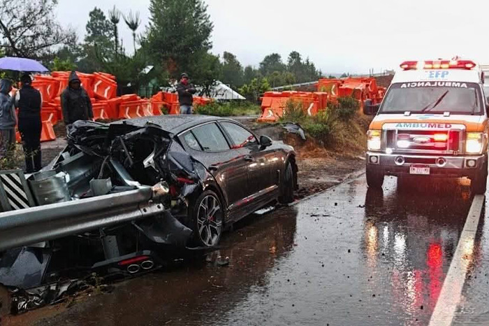 Vehículo chatarra incrustado en la barra de contención de la autopista Siglo XXI junto a ambulancia de Ambumed.