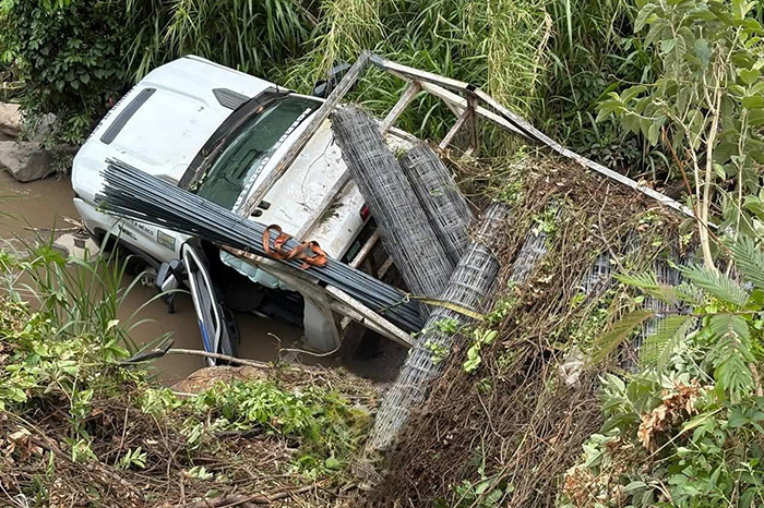 Camioneta accidentada tras caer a un barranco en la carretera Tacámbaro-Turicato.