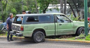 Elementos de vialidad atienden el choque de una camioneta sobre el camellón en la avenida Madero Oriente de Morelia.