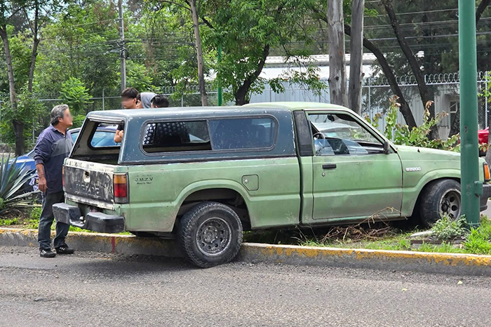 Elementos de vialidad atienden el choque de una camioneta sobre el camellón en la avenida Madero Oriente de Morelia.