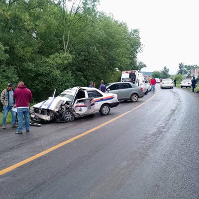 Accidente en la carretera Morelia-Zacapu a la altura de Atzimbo con taxi involucrado