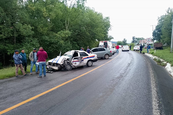 Accidente en la carretera Morelia-Zacapu a la altura de Atzimbo con taxi involucrado