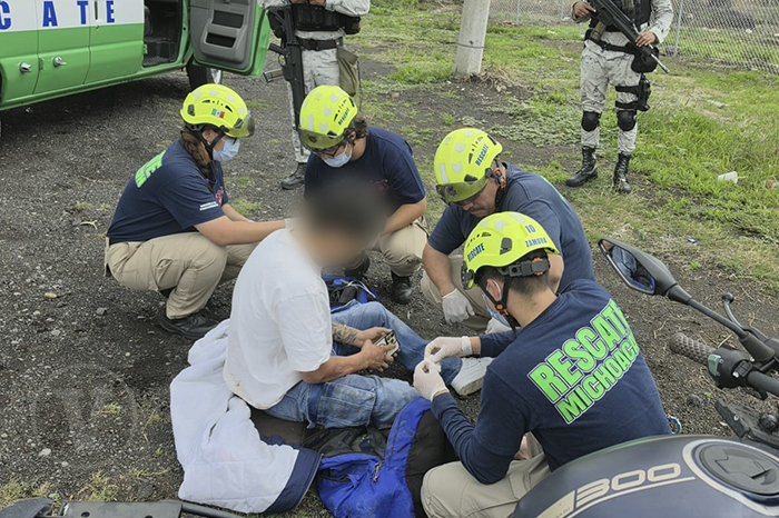 Motocicleta siniestrada tras el accidente registrado en la carretera Zamora-Tangancícuaro, cerca del Libramiento Sur.