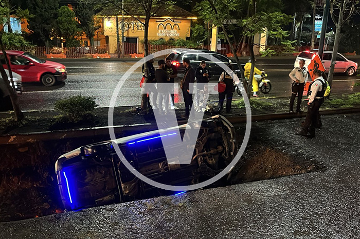 Un vehículo de la marca Chevrolet es extraído tras caer en una excavación profunda sobre la avenida Madero Poniente.
