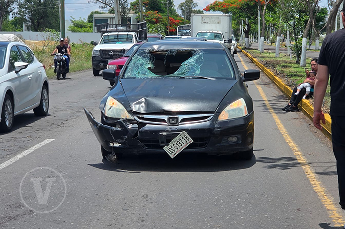 Elementos de Tránsito Municipal procesando la escena de un accidente vial donde una bicicleta fue impactada por un auto.