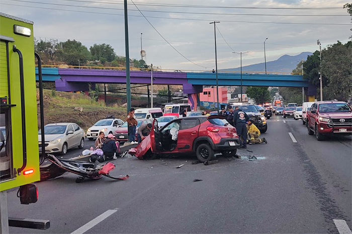 Ambulancia del CRUM y patrulla de la Policía Morelia abanderando un accidente vial sobre los carriles del Libramiento Norte.