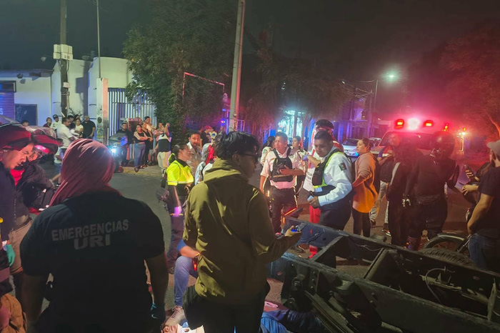 Paramédicos atienden a lesionados tras accidente en Prados Verdes de Morelia en la avenida Río Grande.