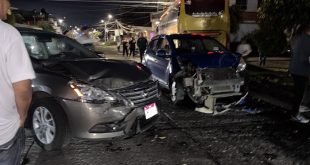 Autobús de turismo amarillo estrellado contra un poste de concreto de la CFE tras un accidente en Uruapan.
