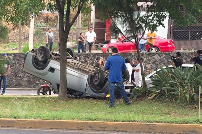 Ambulancias y patrullas de rescate con torretas encendidas resguardando una zona de vialidad urbana por un siniestro automovilístico.