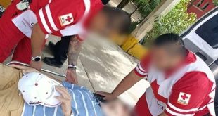 Paramédicos auxilian a motociclista antes de su traslado al Hospital IMSS-Bienestar de Huetamo.