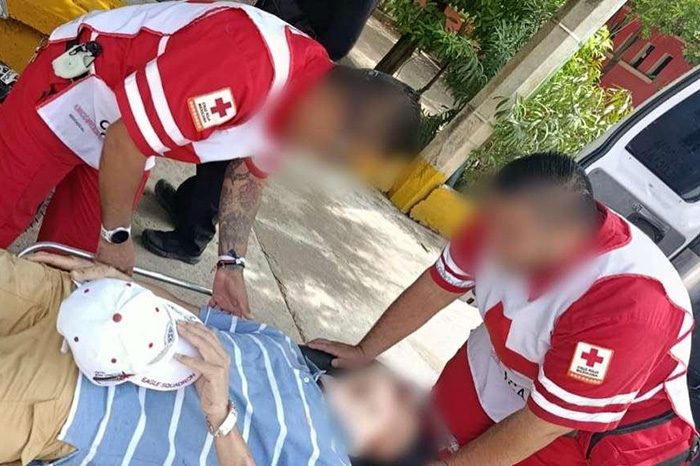 Paramédicos auxilian a motociclista antes de su traslado al Hospital IMSS-Bienestar de Huetamo.