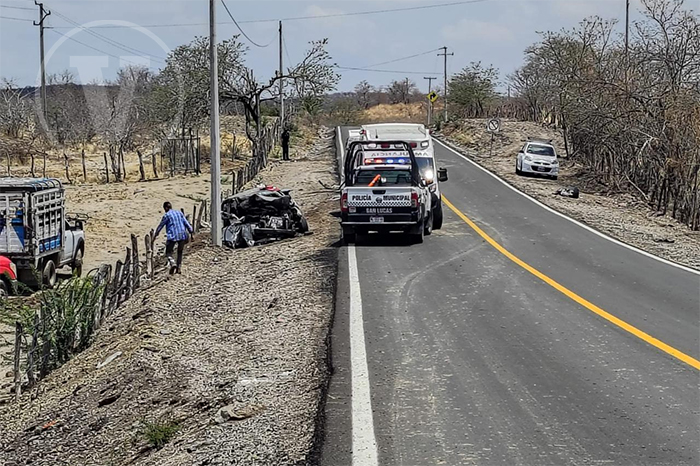Elementos de la Policía Municipal de San Lucas y una ambulancia atienden un accidente fatal en la carretera federal Ruta 51.