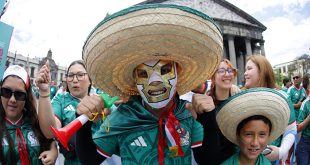 Aficionados mexicanos celebrando en las calles de Guadalajara previo al partido de la selección contra Corea del Sur.
