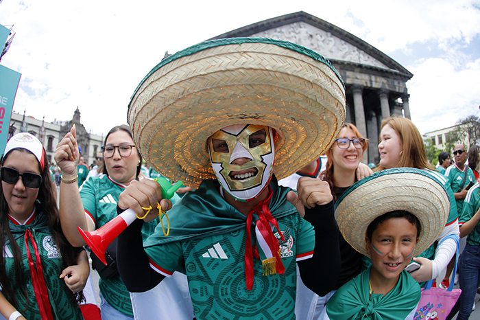 Aficionados mexicanos celebrando en las calles de Guadalajara previo al partido de la selección contra Corea del Sur.