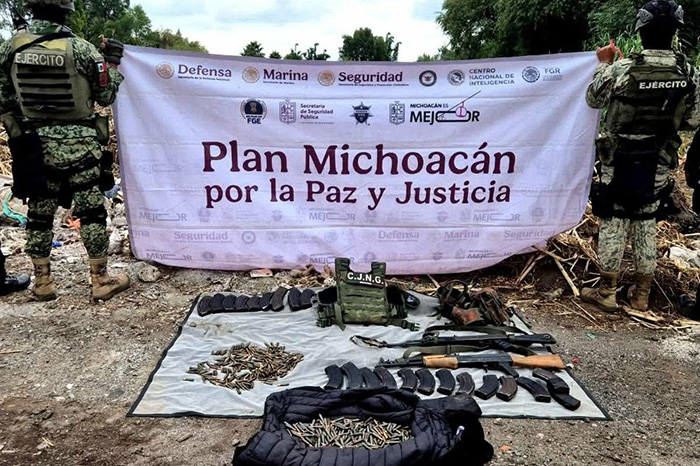 Armamento y chalecos tácticos asegurados tras agresión armada en Queréndaro.