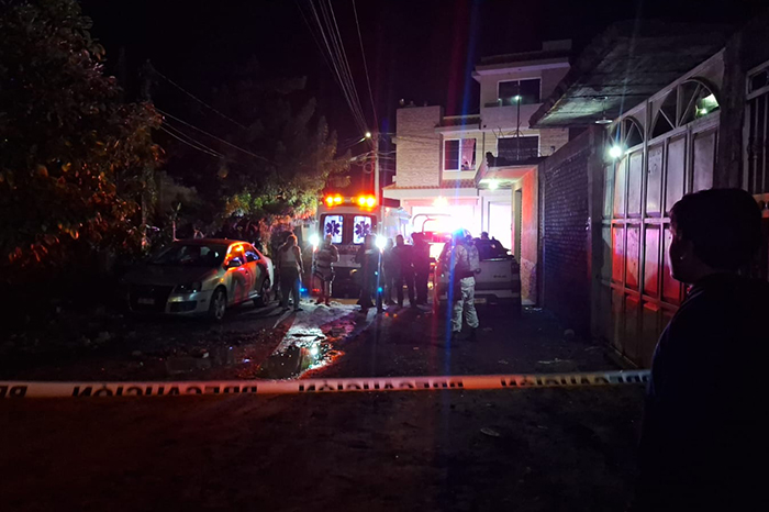 Acordonamiento de la escena del crimen tras agresión armada en la colonia Valle Dorado de Uruapan.