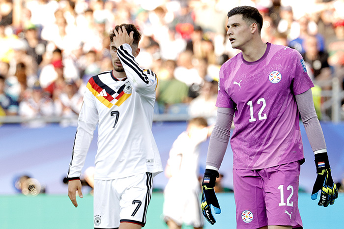 El portero Orlando Gill festejando tras romper el récord invicto de Alemania en una tanda de penaltis en los Mundiales.