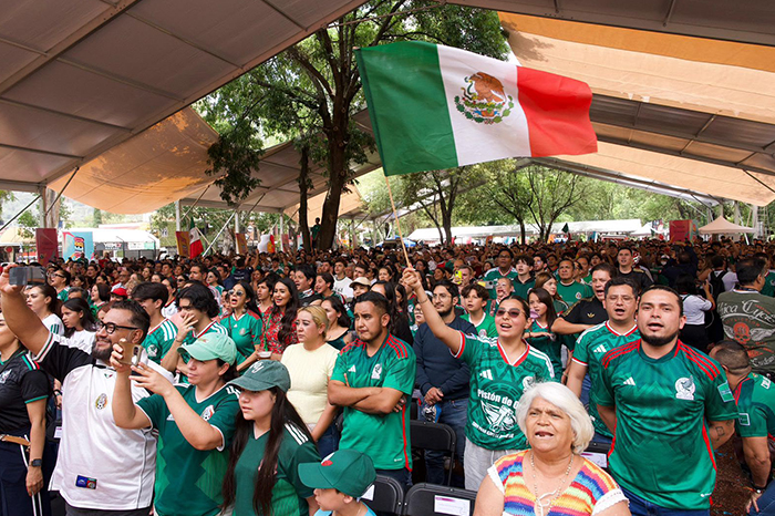 Miles de aficionados disfrutando del partido de México en la pantalla gigante del evento Jalo Futbolero en Ceconexpo, Morelia.