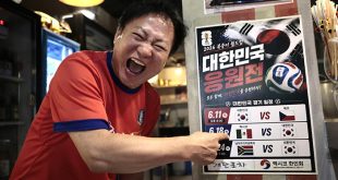 Comerciantes y clientes conviven en un restaurante del barrio coreano de Ciudad de México previo al partido del Mundial.
