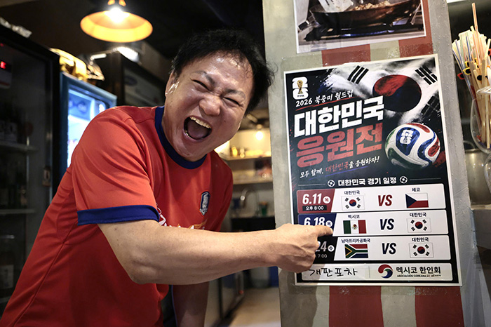 Comerciantes y clientes conviven en un restaurante del barrio coreano de Ciudad de México previo al partido del Mundial.