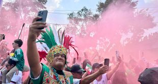 Miles de aficionados con playeras verdes y banderas celebrando el ambiente mundialista en la CDMX rumbo al partido inaugural.