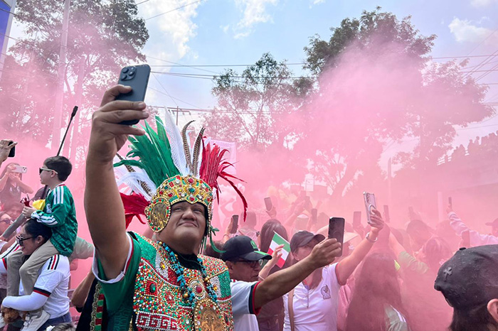 Miles de aficionados con playeras verdes y banderas celebrando el ambiente mundialista en la CDMX rumbo al partido inaugural.