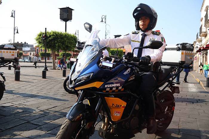 Agentes de vialidad municipales supervisando la movilidad tras entrar en vigor el Reglamento de Tránsito y Vialidad.