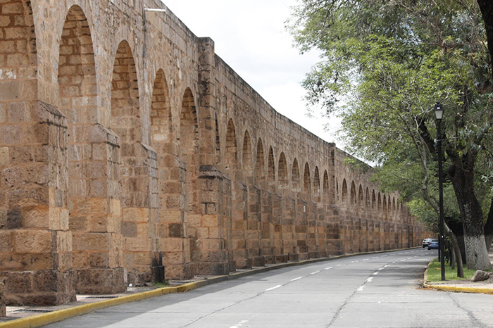 Vista en perspectiva de los arcos de cantera rosa que conforman el monumental Acueducto de Morelia.