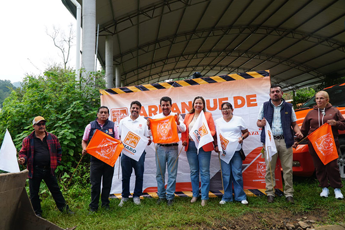 El presidente municipal Gabriel Molinero junto a vecinos de Pontezuelas durante el banderazo de inicio de obras viales.