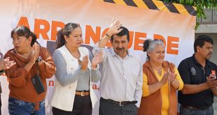 El presidente municipal Gabriel Molinero durante el arranque de obra de pavimentación en San Antonio Corrales, Charo.