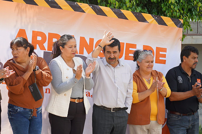 El presidente municipal Gabriel Molinero durante el arranque de obra de pavimentación en San Antonio Corrales, Charo.