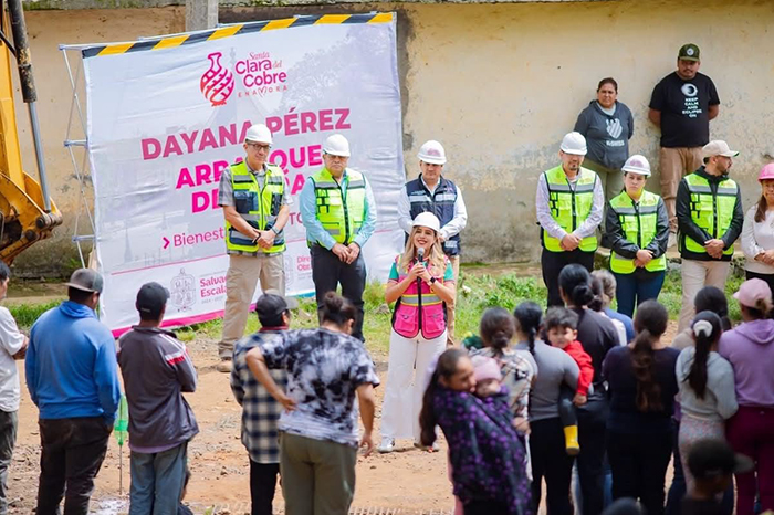 La presidenta municipal Dayana Pérez Mendoza junto a vecinos durante el inicio de la pavimentación en Santa Clara del Cobre.