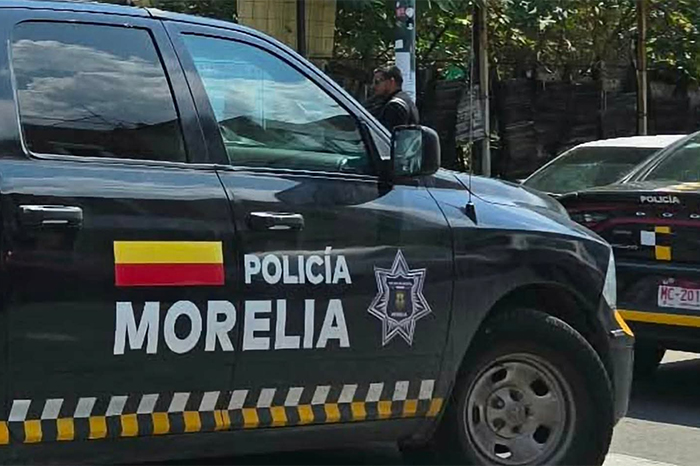 Elementos de la policía realizando operativo tras asalto en Morelia.